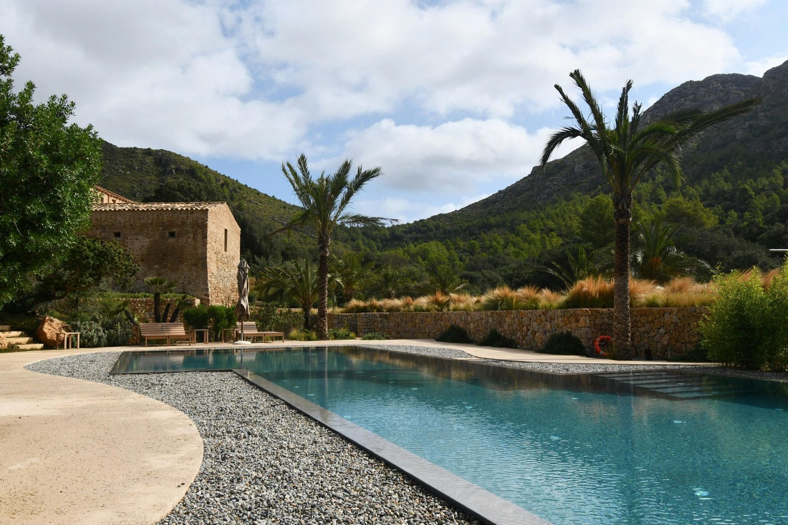 Haus mit Pool auf Mallorca, zentral gelegen und umgeben von Garten, aufgenommen von Max Harlynking.