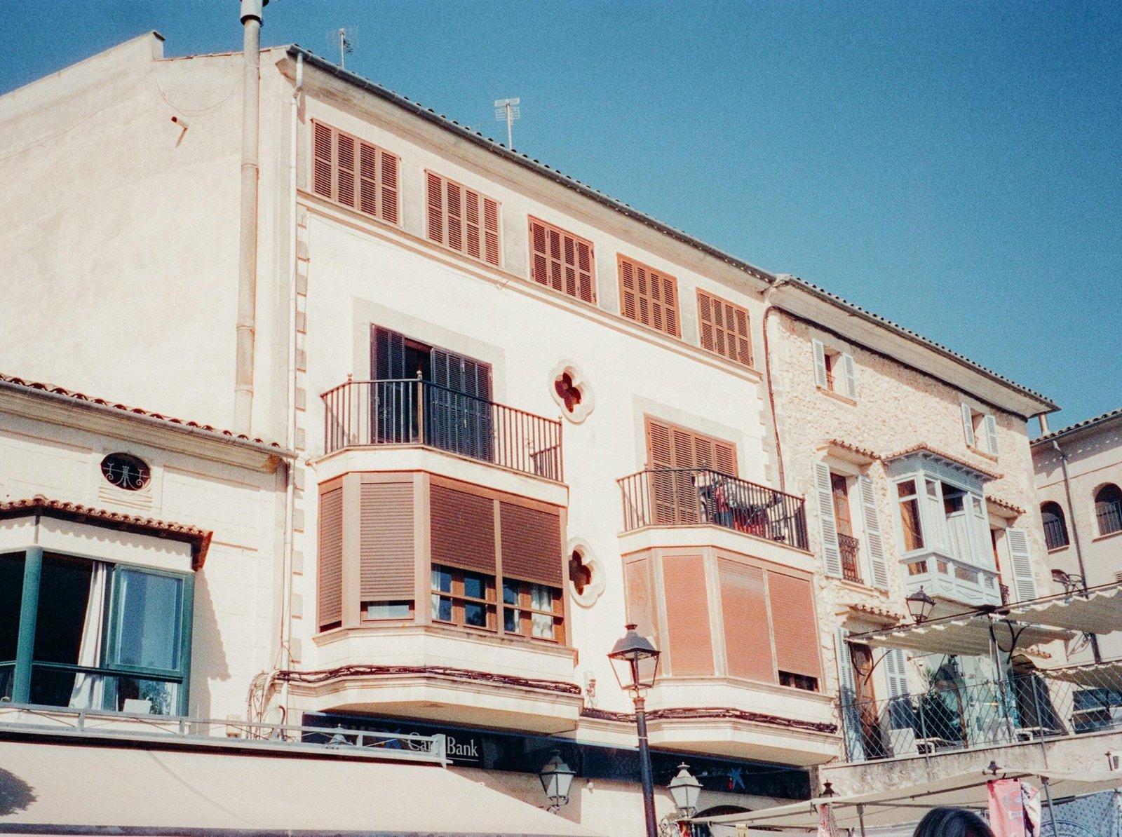 Hochhaus mit Balkonen und Fenstern auf Mallorca, aufgenommen von Emily Barnett