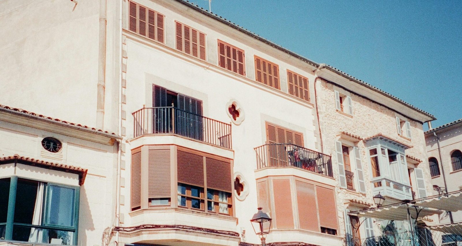 Hochhaus mit Balkonen und Fenstern auf Mallorca, aufgenommen von Emily Barnett