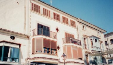 Hochhaus mit Balkonen und Fenstern auf Mallorca, aufgenommen von Emily Barnett