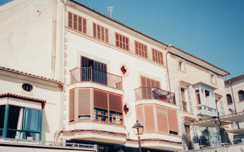 Hochhaus mit Balkonen und Fenstern auf Mallorca, aufgenommen von Emily Barnett