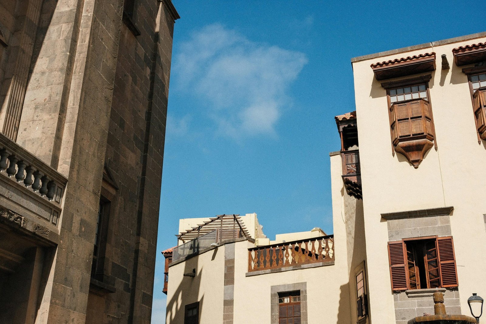 Hohes Gebäude mit Uhr an der Seite auf Mallorca, aufgenommen von Dhiemas Afif Febriyan