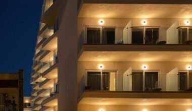 Hochhaus mit vielen beleuchteten Balkonen bei Nacht auf Mallorca, aufgenommen von Elena Soroka