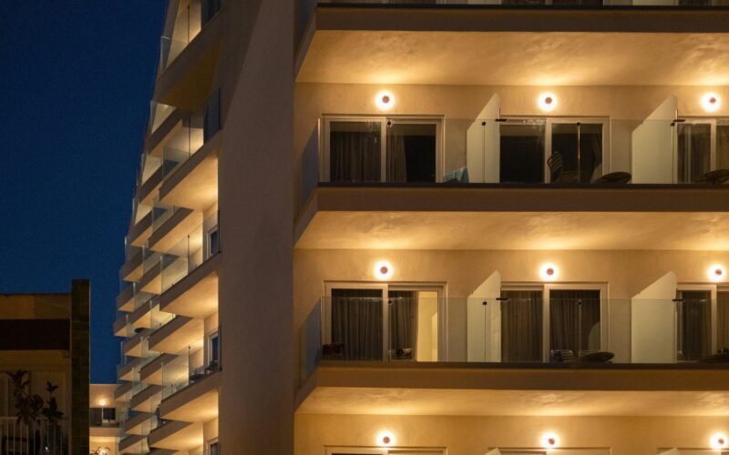 Hochhaus mit vielen beleuchteten Balkonen bei Nacht auf Mallorca, aufgenommen von Elena Soroka