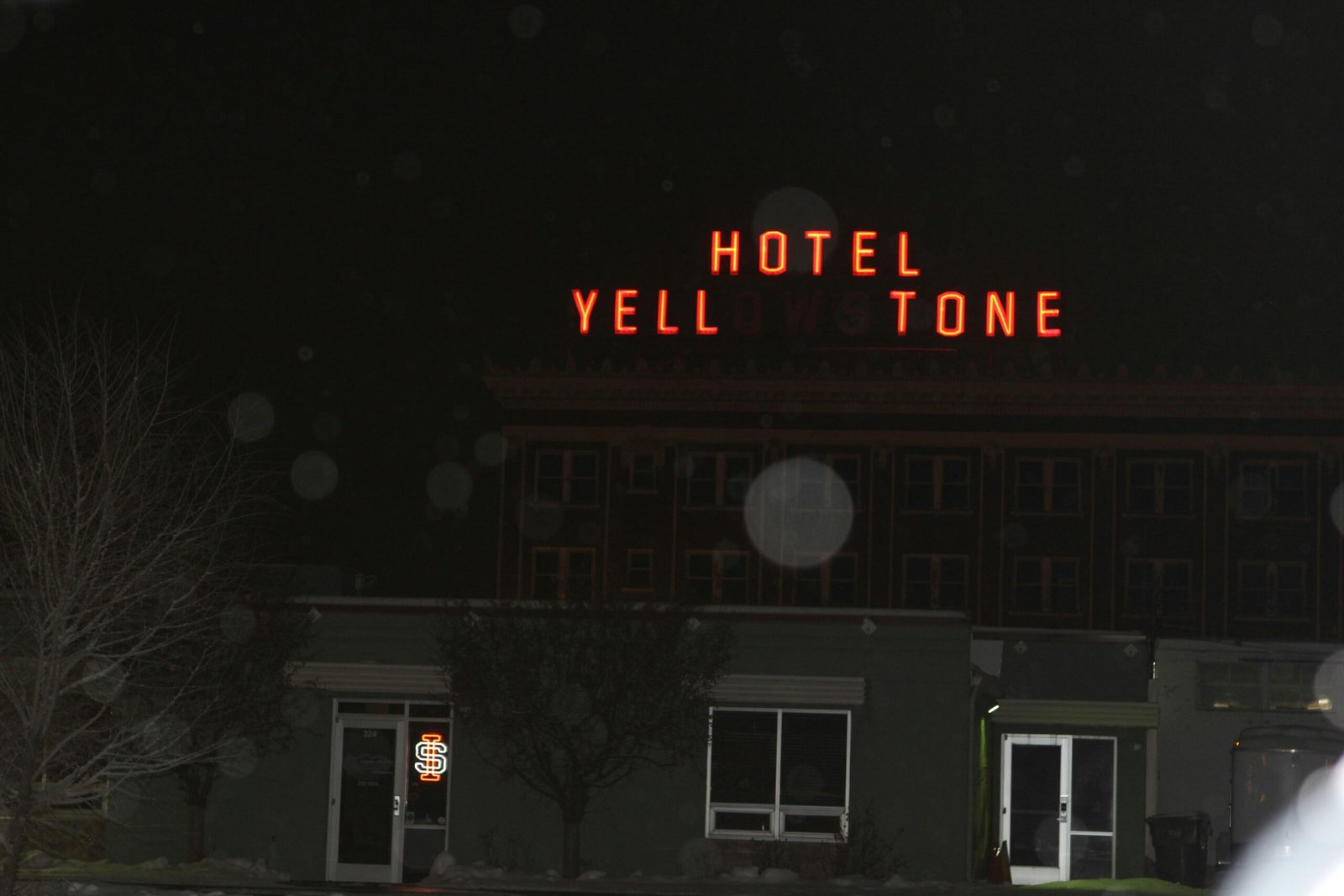 Ein beleuchtetes Hotelzeichen leuchtet nachts auf Mallorca, aufgenommen von Judy Beth Morris.