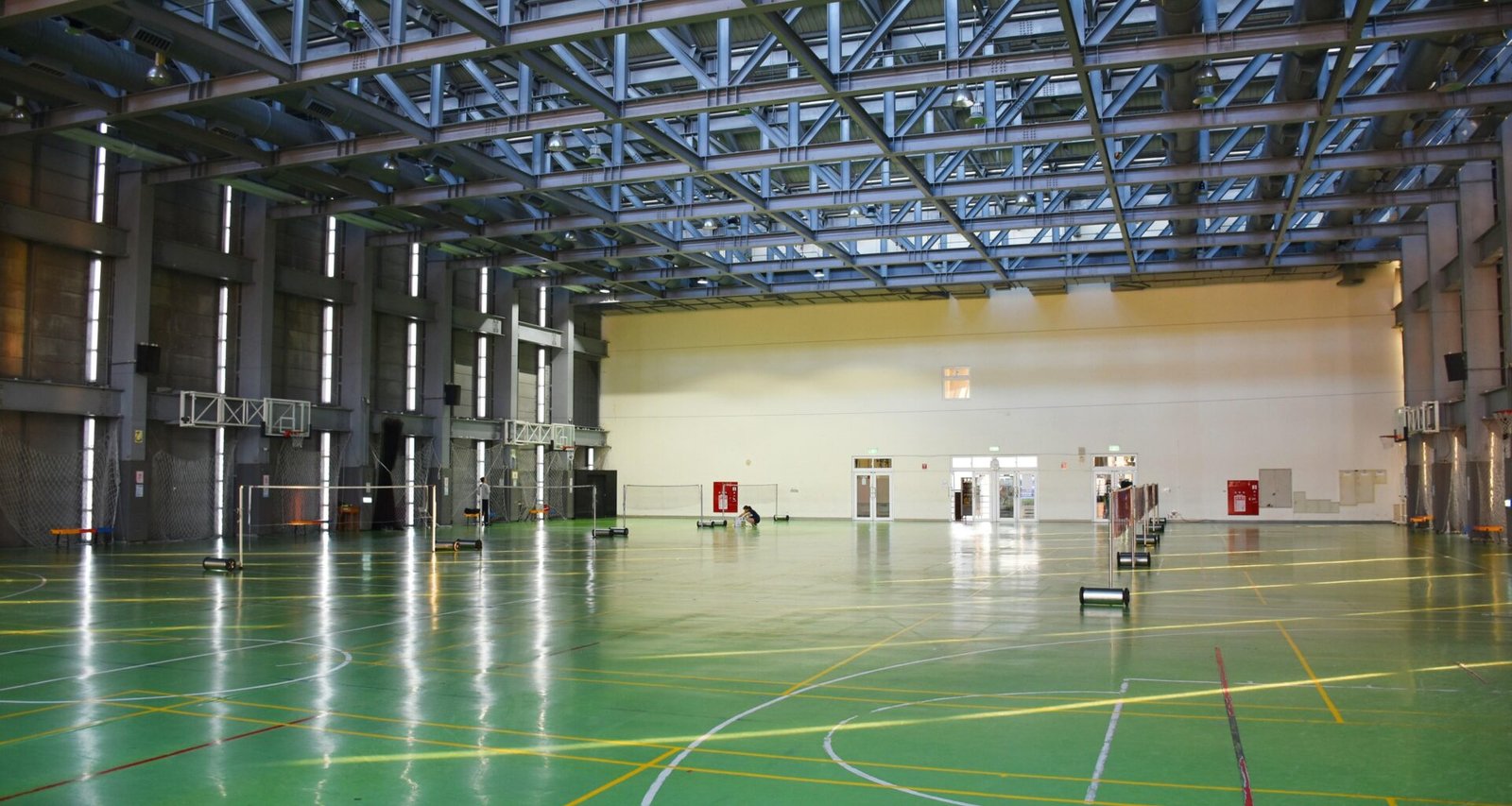 Innenraum eines Basketballplatzes auf Mallorca mit grünen und gelben Linien, aufgenommen von Andy Kuo.
