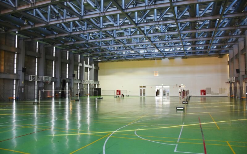 Innenraum eines Basketballplatzes auf Mallorca mit grünen und gelben Linien, aufgenommen von Andy Kuo.