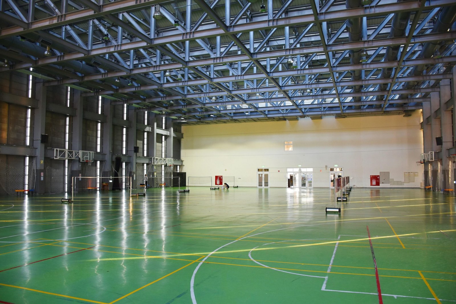 Innenraum eines Basketballplatzes auf Mallorca mit grünen und gelben Linien, aufgenommen von Andy Kuo.