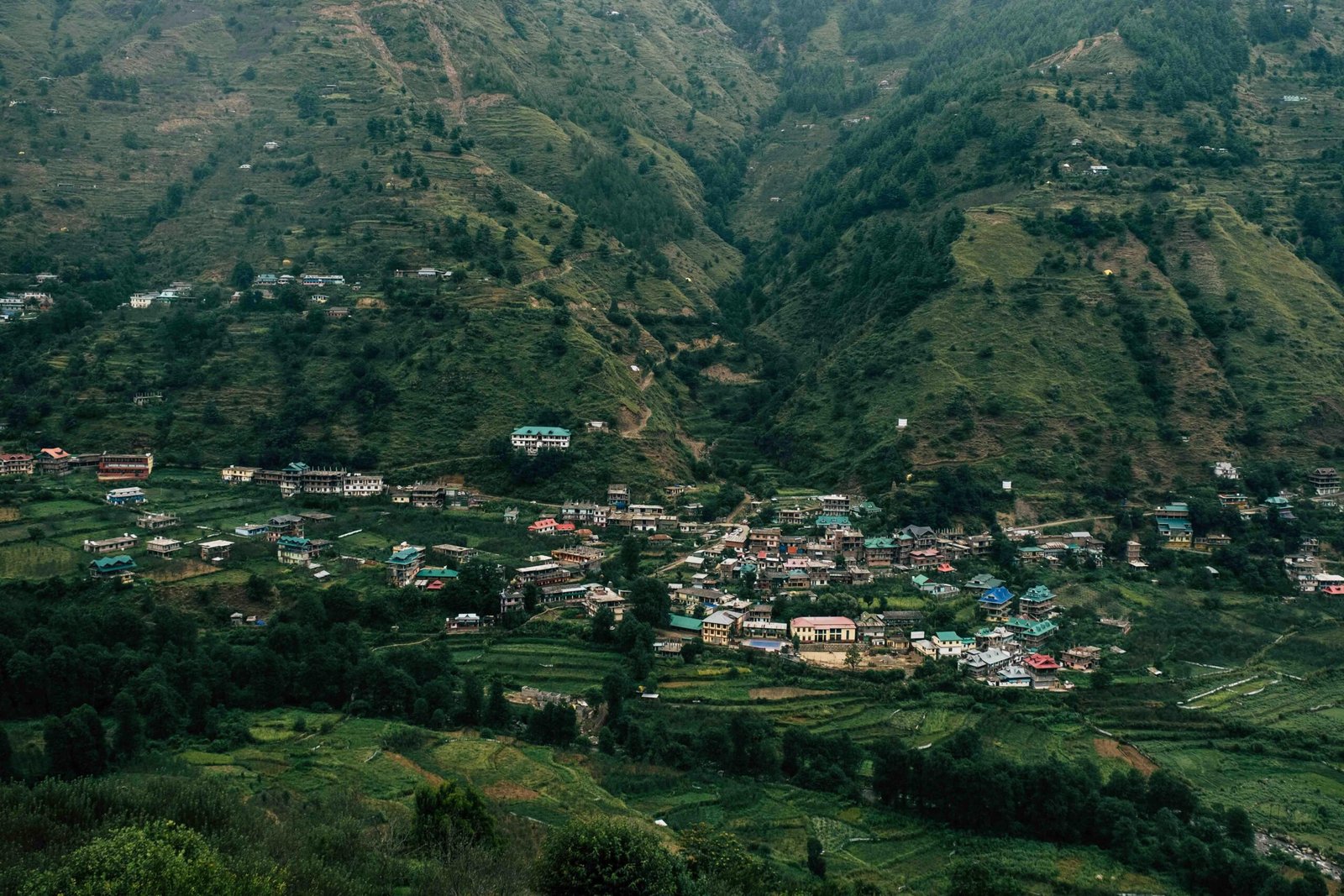 Kleines Dorf auf Mallorca in einem Tal, umgeben von Bergen, aufgenommen von Frederick Shaw.