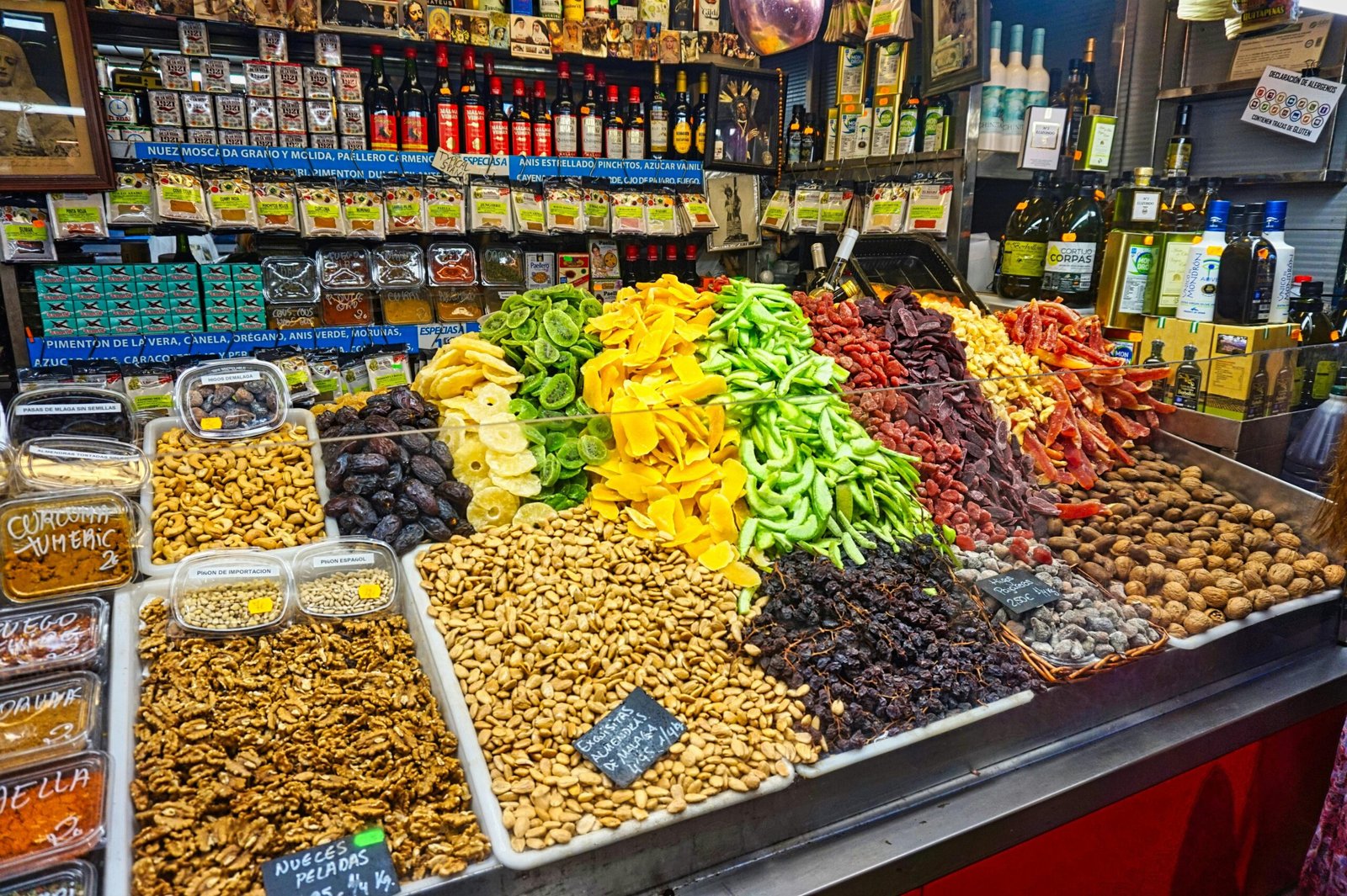 Ein Laden voller verschiedener Lebensmittel auf Mallorca, mit Regalen gefüllt mit Obst, Gemüse und anderen Produkten, fotografiert von Christian Hergesell