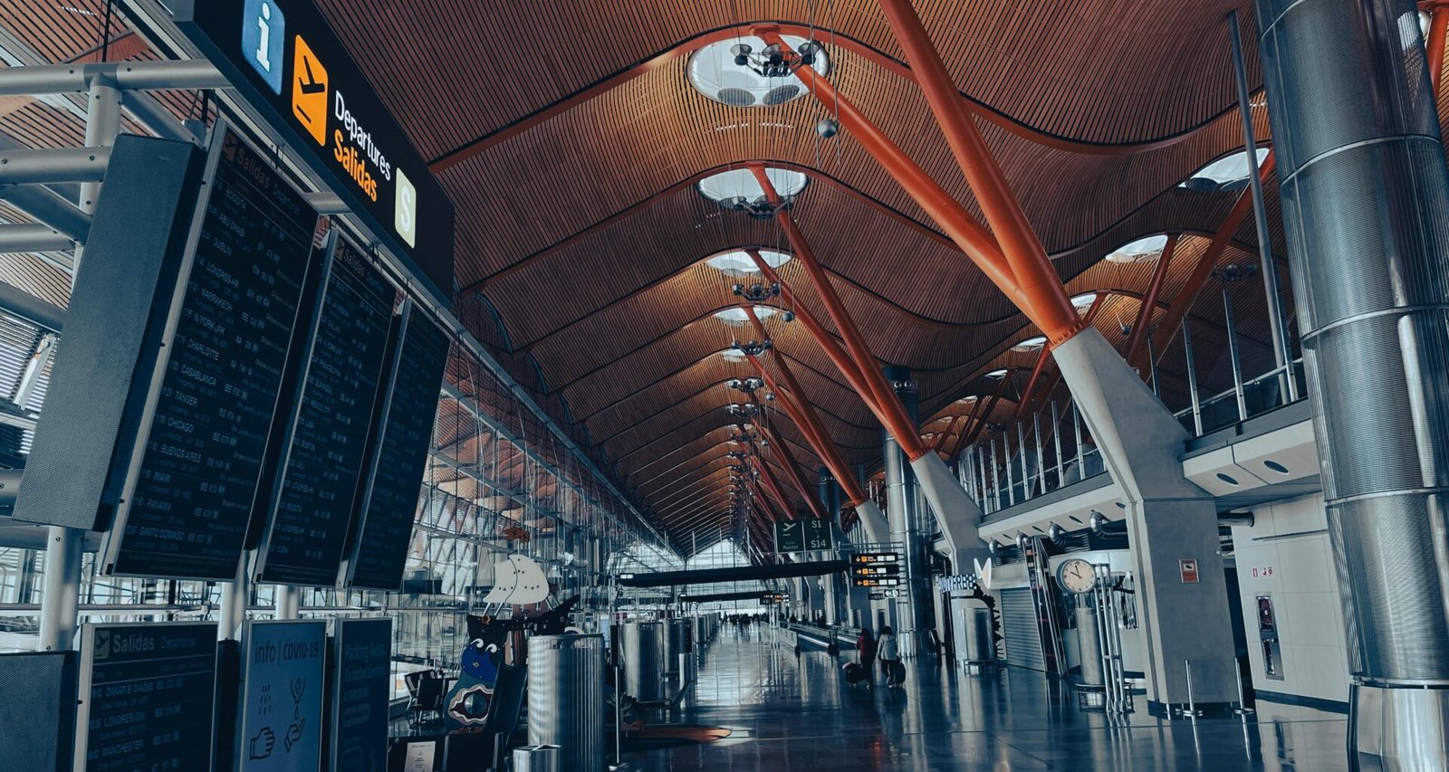 Leerer Bahnhof auf Mallorca mit wenigen wartenden Personen, fotografiert von Jametlene Reskp.
