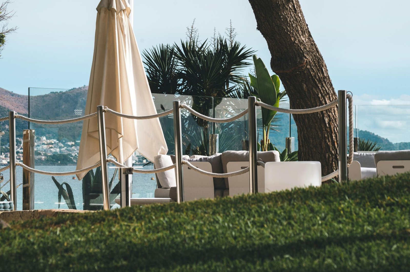 Loungechair und Sonnenschirm auf einer Wiese auf Mallorca, perfekt für einen entspannten Tag im Freien