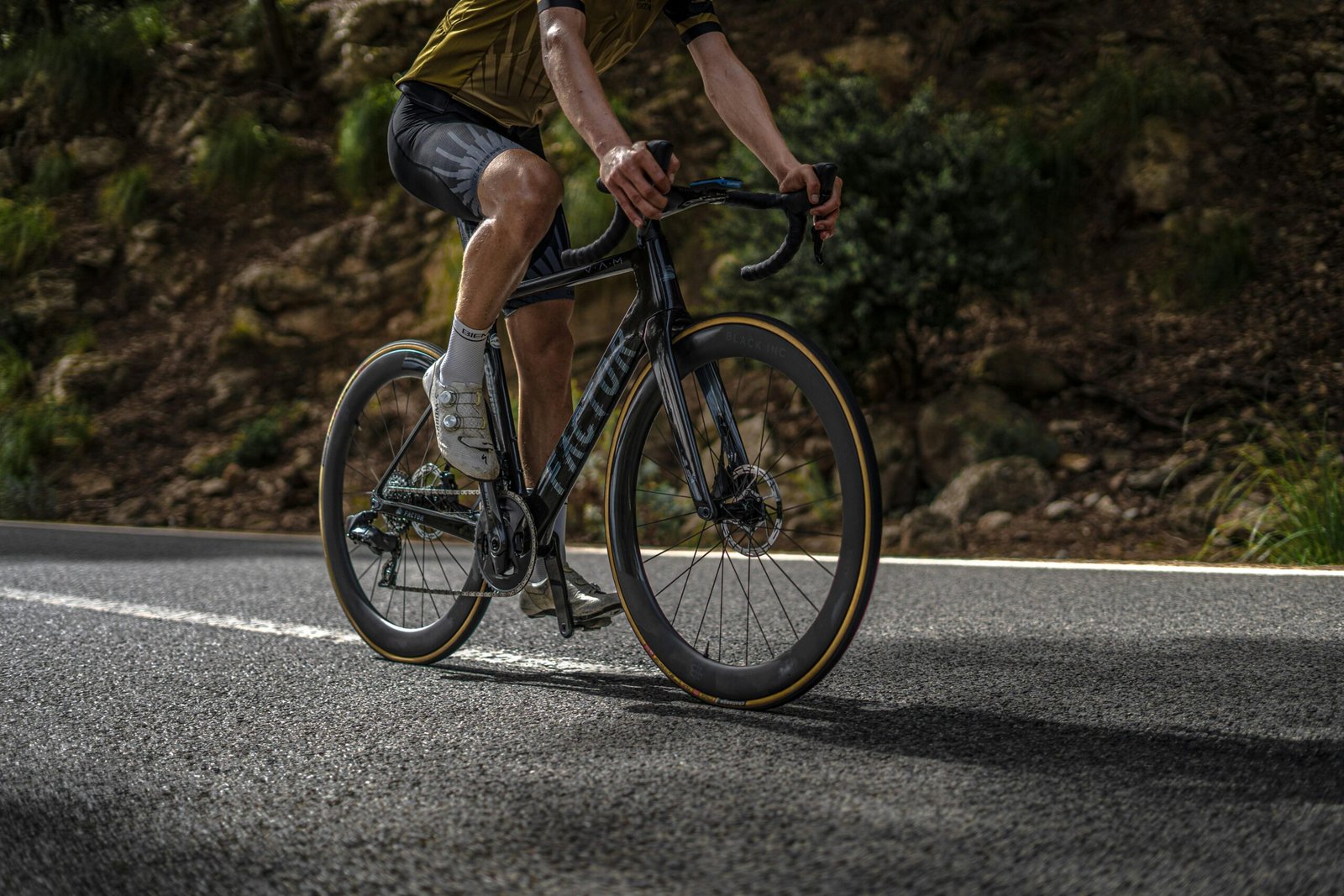 Mann fährt auf Mallorca mit dem Fahrrad durch eine ländliche Landschaft, aufgenommen von ZEIHLUND.
