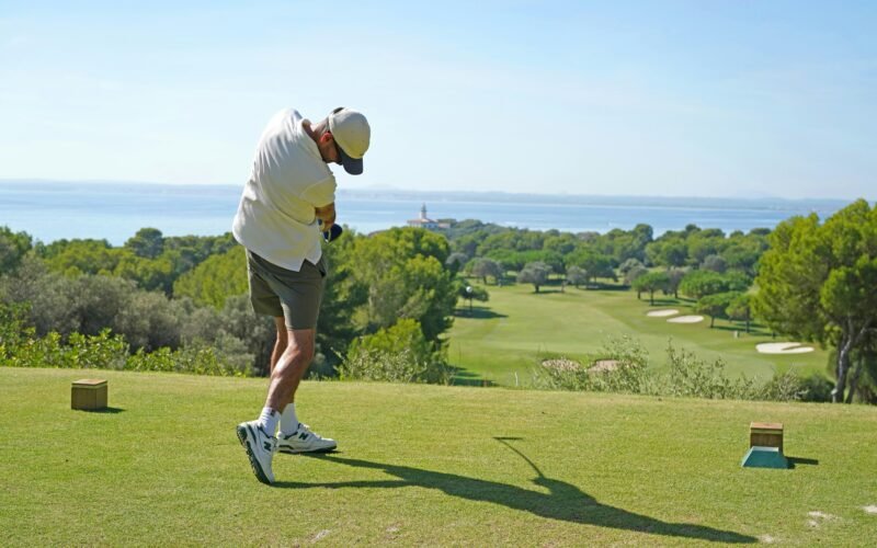 Mann beim Golfabschlag auf Mallorca, aufgenommen von Frederik Rosar