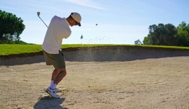 Mann spielt Golf auf Mallorca an einem sonnigen Tag, umgeben von grünem Rasen und mediterraner Landschaft