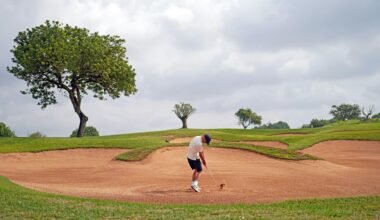 Mann beim Golfspielen auf Mallorca auf einem grünen Golfplatz, fotografiert von Frederik Rosar