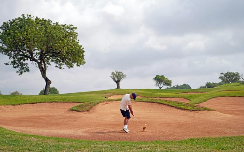 Mann beim Golfspielen auf Mallorca auf einem grünen Golfplatz, fotografiert von Frederik Rosar