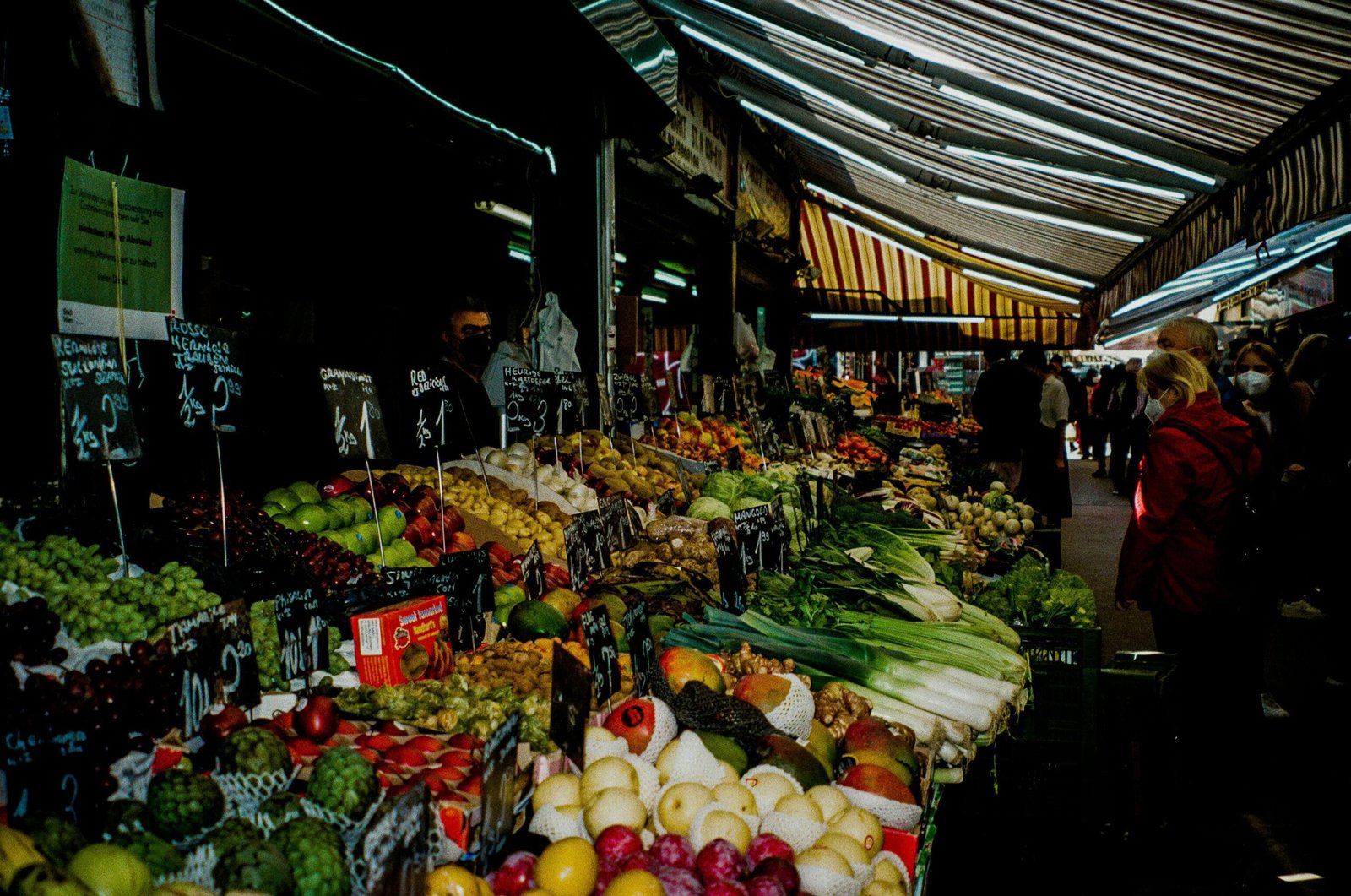 Buntes Angebot an Obst und Gemüse auf einem Markt auf Mallorca, fotografiert von Fiona Frommelt
