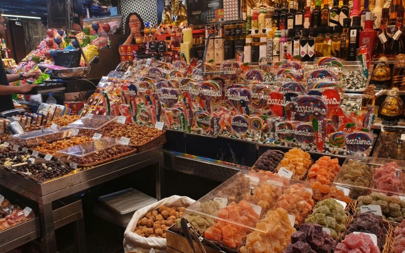 Markt auf Mallorca mit verschiedenen frischen Lebensmitteln und regionalen Produkten, fotografiert von Tobias Schäfer