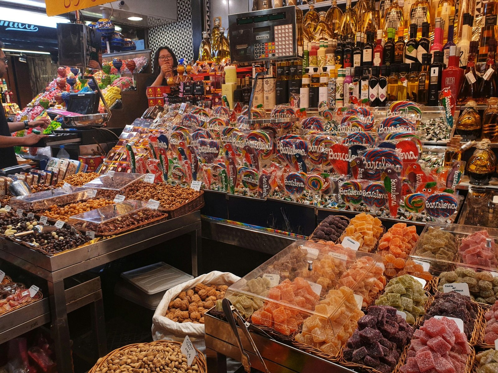 Markt auf Mallorca mit verschiedenen frischen Lebensmitteln und regionalen Produkten, fotografiert von Tobias Schäfer
