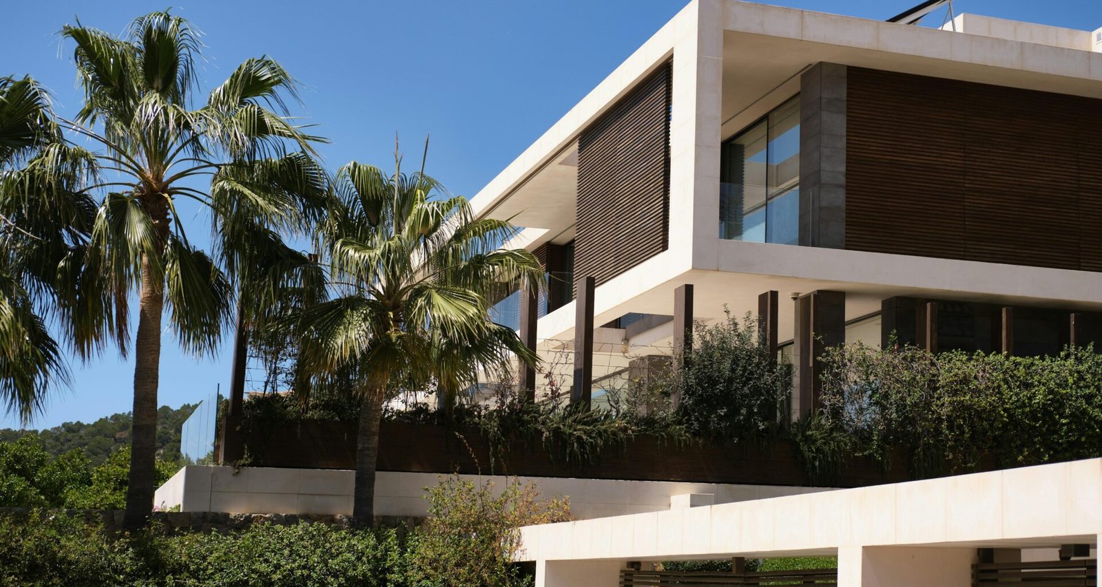 Moderne, luxuriöse Villa auf Mallorca mit Palmen im Garten, stilvoll und elegant gestaltet