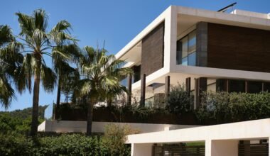 Moderne, luxuriöse Villa auf Mallorca mit Palmen im Garten, stilvoll und elegant gestaltet
