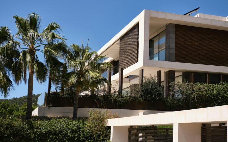 Moderne, luxuriöse Villa auf Mallorca mit Palmen im Garten, stilvoll und elegant gestaltet