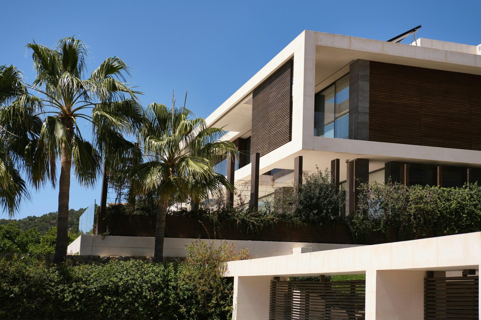 Moderne, luxuriöse Villa auf Mallorca mit Palmen im Garten, stilvoll und elegant gestaltet