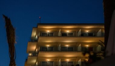 Gebäude auf Mallorca, hell erleuchtet bei Nacht, aufgenommen von Elena Soroka, zeigt die nächtliche Atmosphäre der Insel.