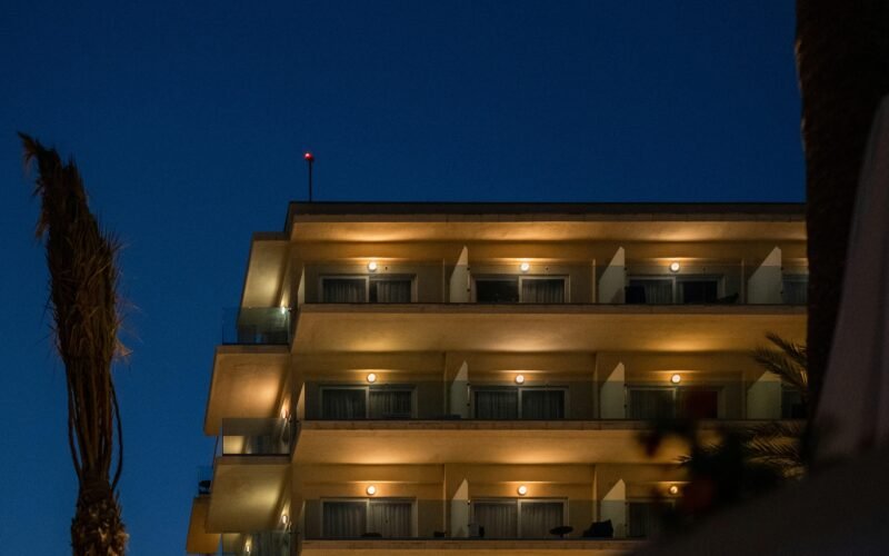 Gebäude auf Mallorca, hell erleuchtet bei Nacht, aufgenommen von Elena Soroka, zeigt die nächtliche Atmosphäre der Insel.
