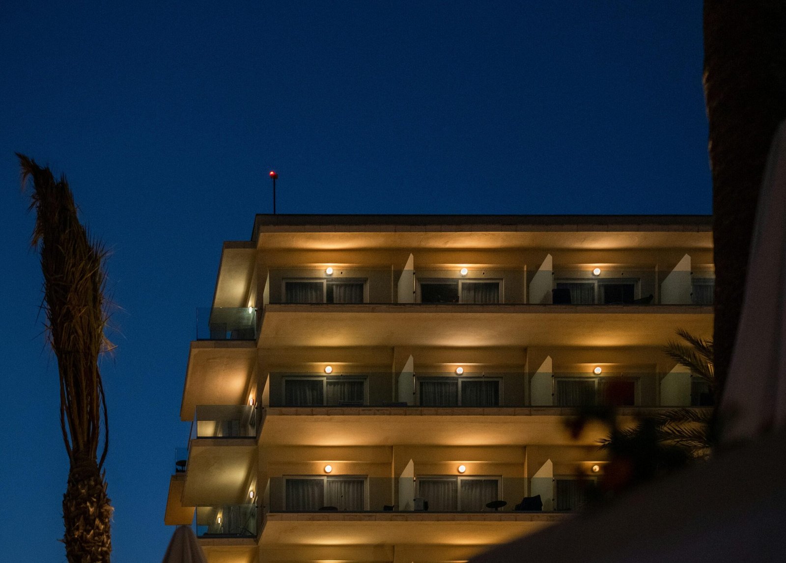Auf Mallorca leuchtendes Gebäude bei Nacht mit erleuchteten Fenstern und Außenbeleuchtung, aufgenommen von Elena Soroka