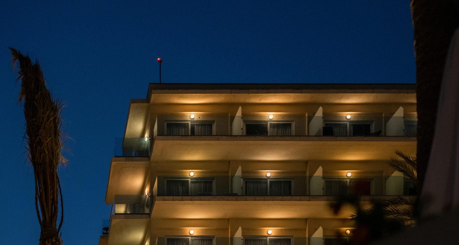 Ein beleuchtetes Gebäude bei Nacht auf Mallorca mit Lichtern, aufgenommen von Elena Soroka.