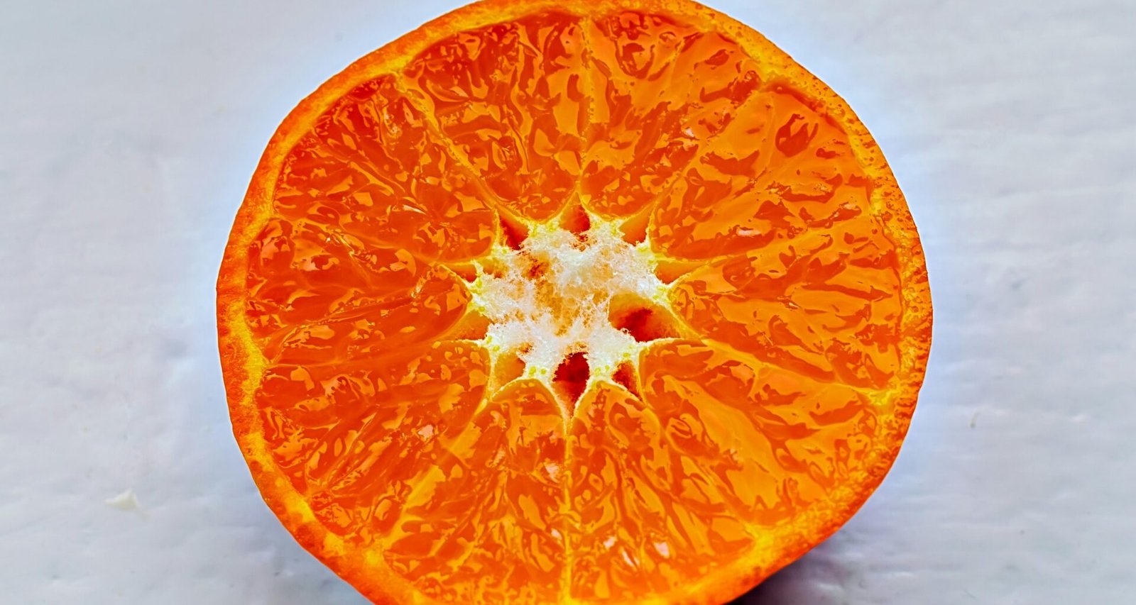 Halbe Orange auf weißem Hintergrund, fotografiert auf Mallorca von Kostiantyn Vierkieiev