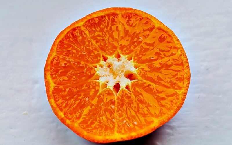 Halbe Orange auf weißem Hintergrund, fotografiert auf Mallorca von Kostiantyn Vierkieiev