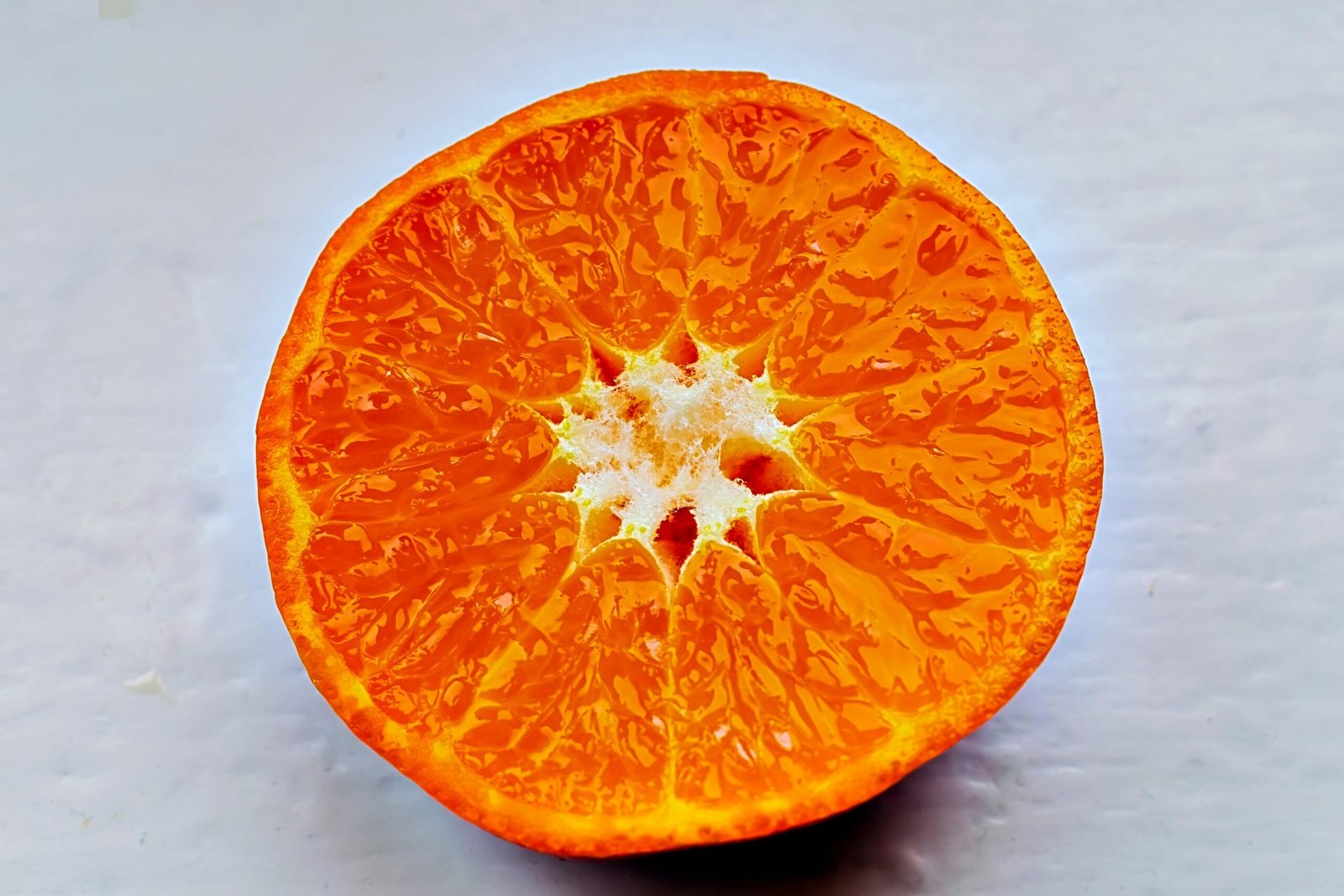 Halbe Orange auf weißem Hintergrund, fotografiert auf Mallorca von Kostiantyn Vierkieiev