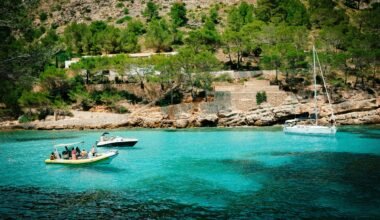Mehrere Boote liegen im Wasser auf Mallorca, fotografiert von Luke Moss.