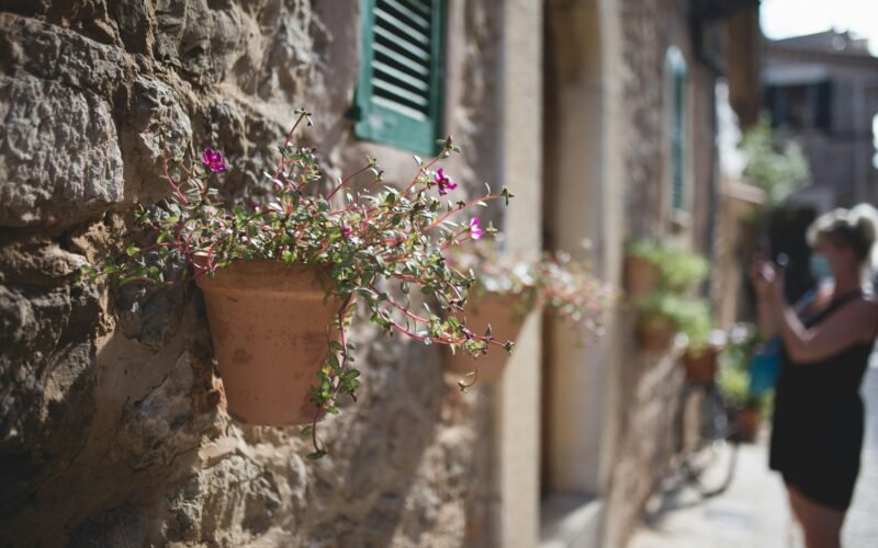 Menschen gehen zu Fuß auf einer Straße auf Mallorca, aufgenommen von Monika Guzikowska.