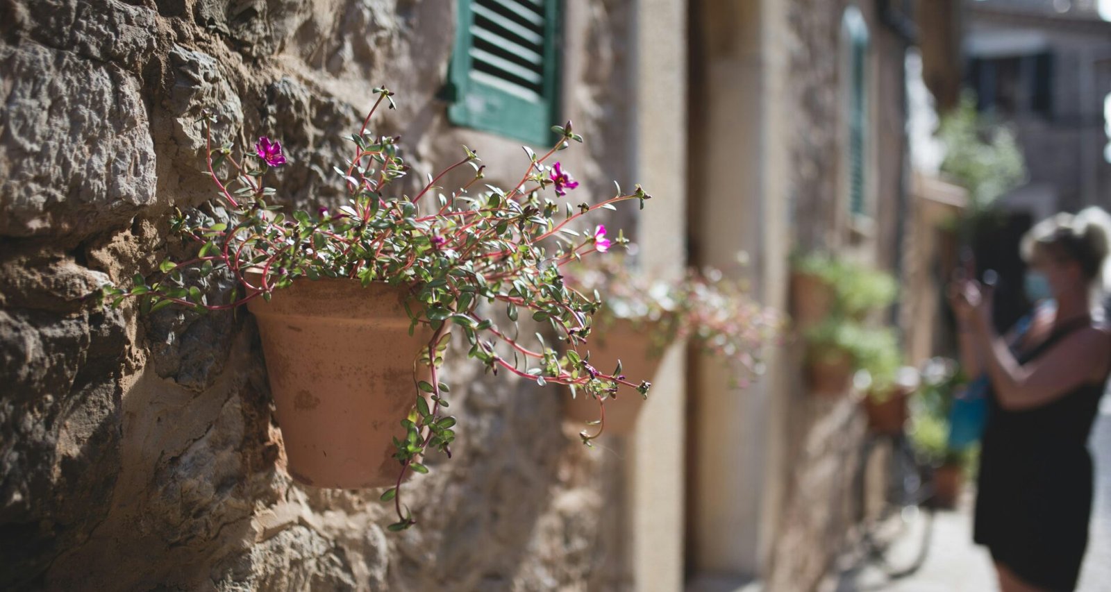 Menschen laufen auf einer Straße auf Mallorca, aufgenommen von Monika Guzikowska, zeigt das urbane Leben der Insel.