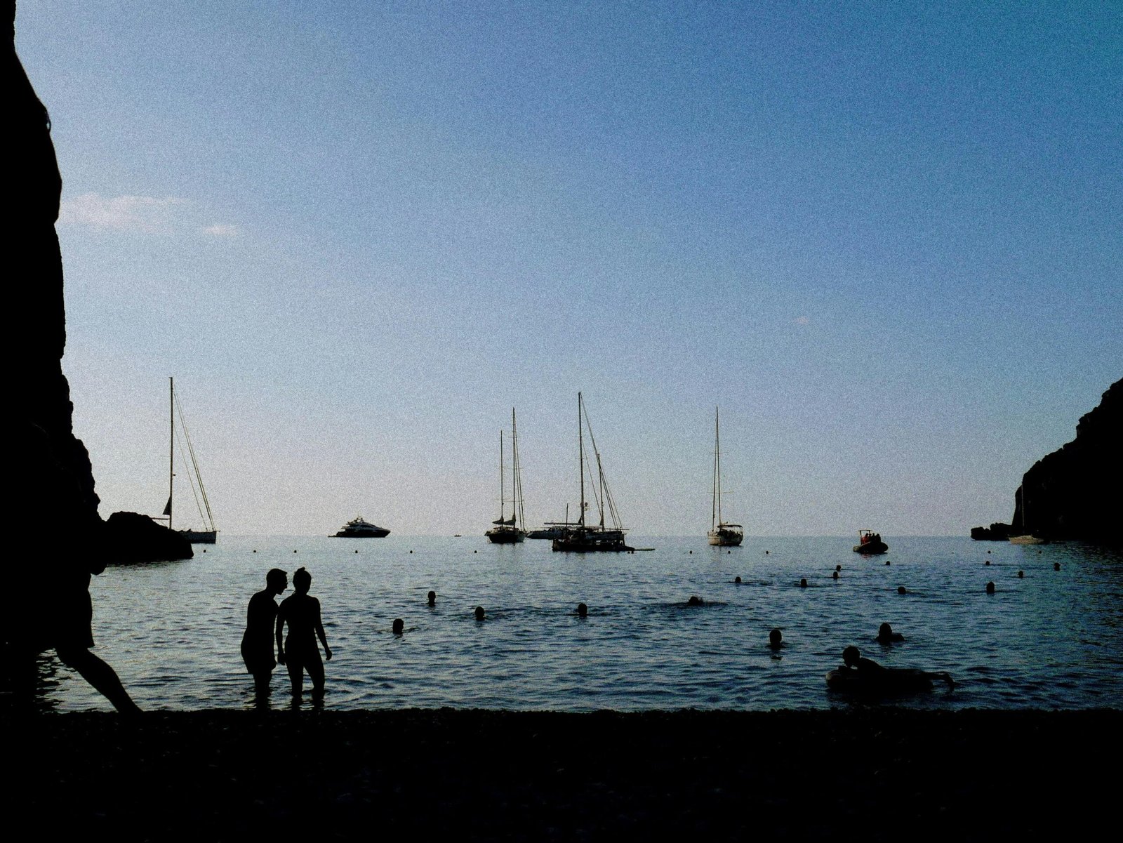Zwei Personen stehen am Ufer eines Gewässers auf Mallorca, fotografiert von Diego Marín.