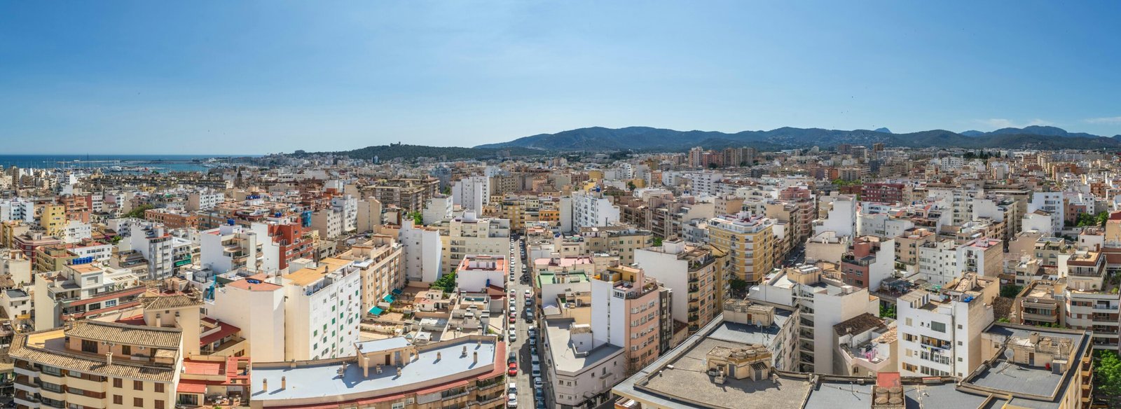 Panoramablick auf eine große, dichte Stadt auf Mallorca, aufgenommen von David Vives, mit zahlreichen Gebäuden und Straßen