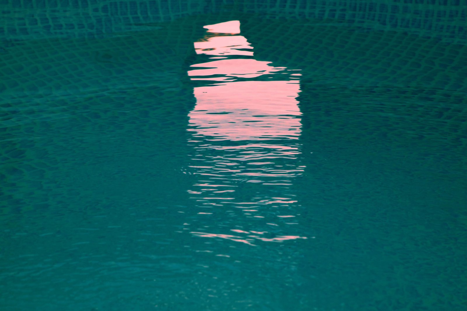 Pool auf Mallorca mit Spiegelung eines Bootes im Wasser, aufgenommen von MARIOLA GROBELSKA