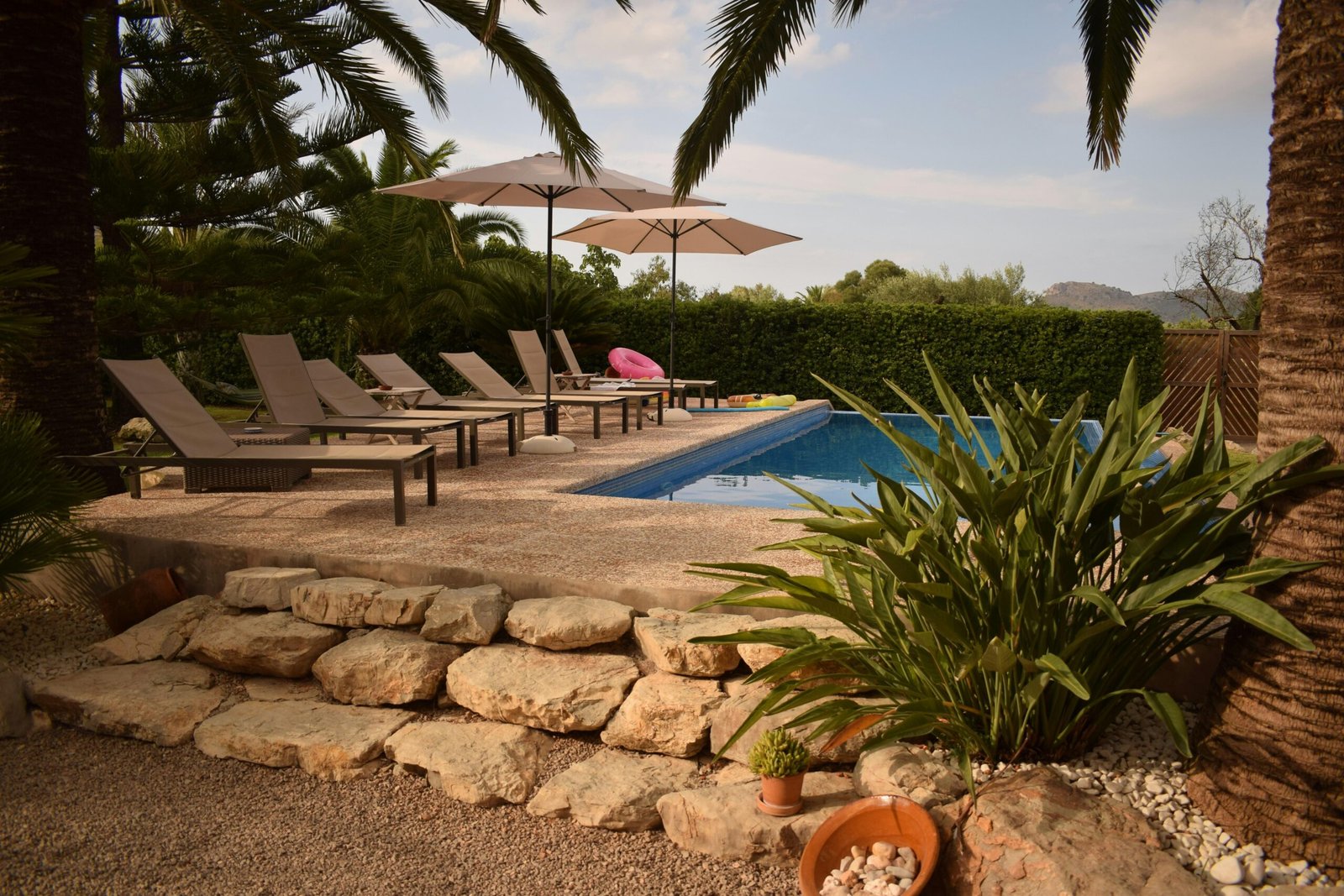 Pool mit Liegen und Sonnenschirmen auf Mallorca, aufgenommen von Jannik