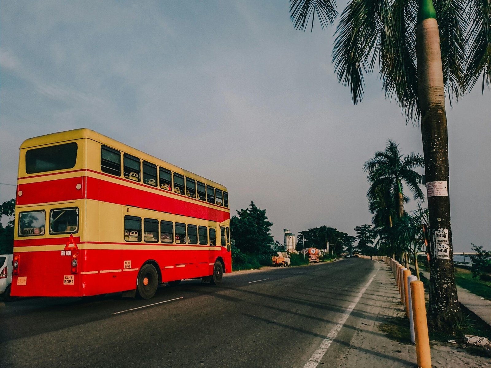 Bunter Doppeldeckerbus in Rot und Gelb fährt die Straße auf Mallorca entlang, aufgenommen von Sam M.