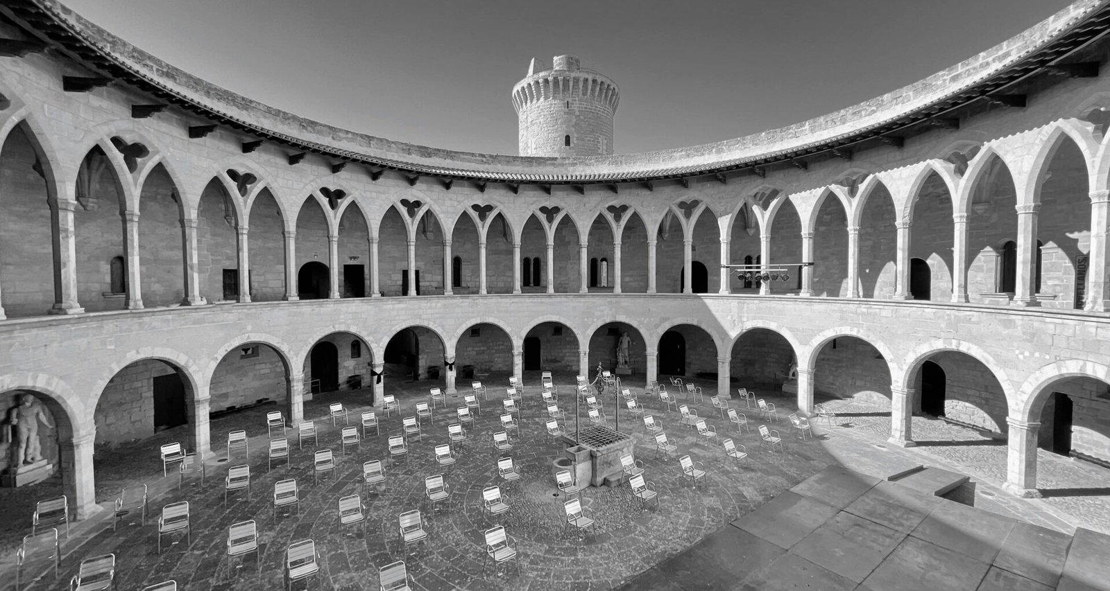 Runder Raum mit Stühlen und Turm im Hintergrund auf Mallorca, fotografiert von Steven van Deursen.