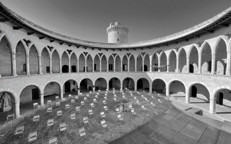 Runder Raum mit Stühlen und Turm im Hintergrund auf Mallorca, fotografiert von Steven van Deursen.