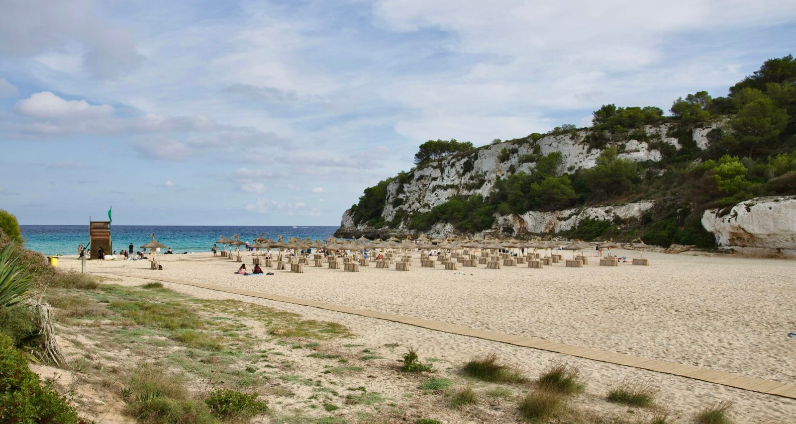 Sandstrand auf Mallorca neben dem Ozean unter einem bewölkten Himmel, aufgenommen von Stock Birken
