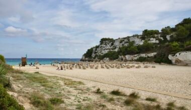Sandstrand auf Mallorca neben dem Ozean unter einem bewölkten Himmel, aufgenommen von Stock Birken