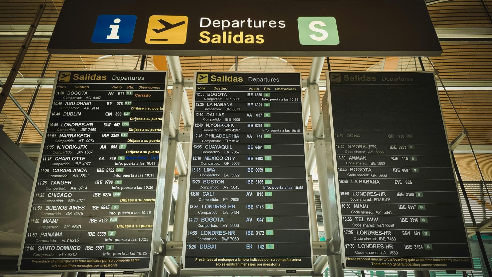 Ein Schild steht vor einem Gebäude auf Mallorca, aufgenommen von Jametlene Reskp, zeigt die lokale Bauweise.