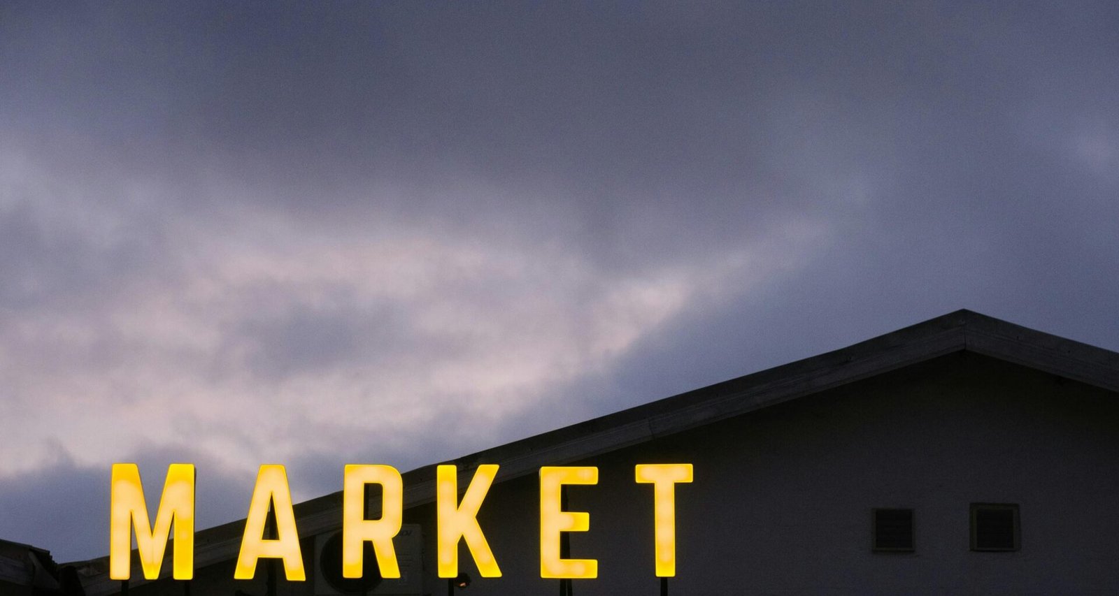Ein Schild mit der Aufschrift 'Market' auf einem Gebäude auf Mallorca, fotografiert von Alfred Quartey.