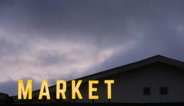 Ein Schild mit der Aufschrift 'Market' auf einem Gebäude auf Mallorca, fotografiert von Alfred Quartey.